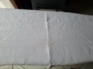 Tendone lino ricamato a mano