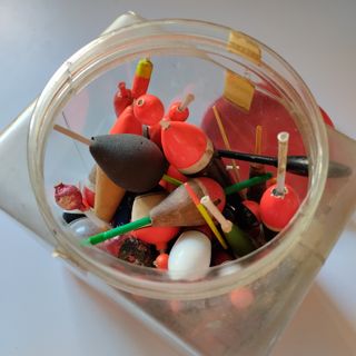 Lote de flotadores de pesca de distintos tipos