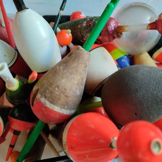 Lote de flotadores de pesca de distintos tipos