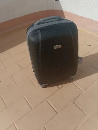 Maleta de viaje negra y gris