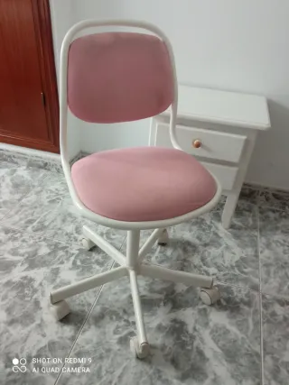 Silla de escritorio rosa y blanca