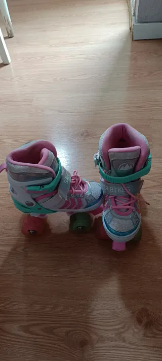 Patines 4 ruedas niña. Talla small. 27-30