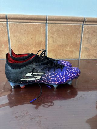 Botas de fútbol Skechers negras y moradas