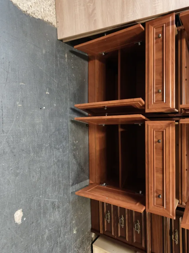 Vitrina de madera con puertas de cristal