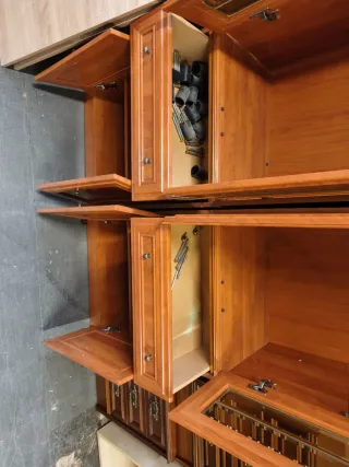 Vitrina de madera con puertas de cristal