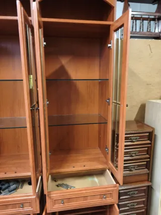 Vitrina de madera con puertas de cristal