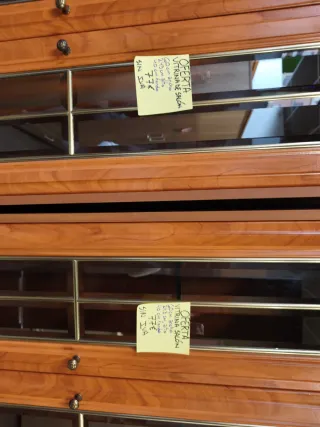 Vitrina de madera con puertas de cristal