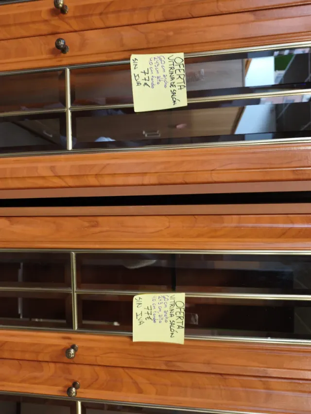 Vitrina de madera con puertas de cristal