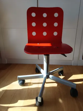 Silla IKEA jules roja con ruedas.