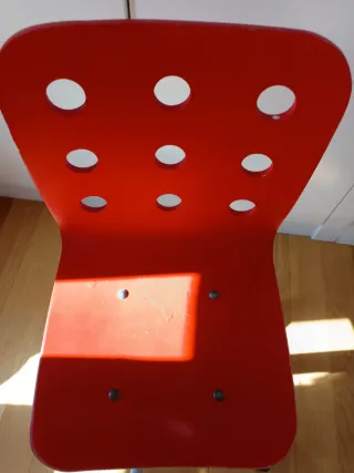 Silla IKEA jules roja con ruedas.