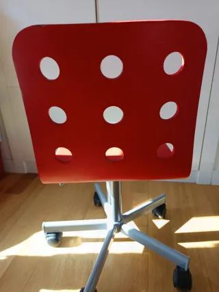 Silla IKEA jules roja con ruedas.