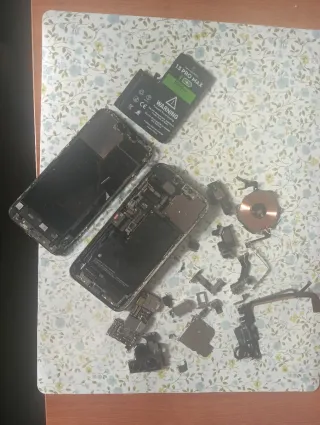 Vendo   un iPhone Pro Max roto y otro piezas