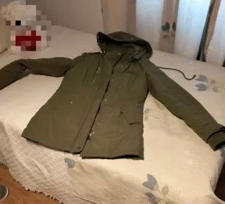 Abrigo verde militar con capucha