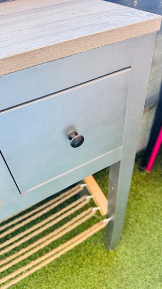 Mesa recibidor  elegante. Plateada y marrón