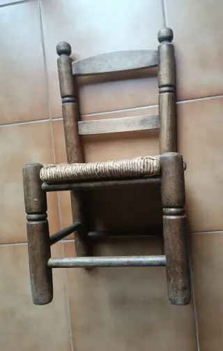 Sillita infantil artesana de madera y enea