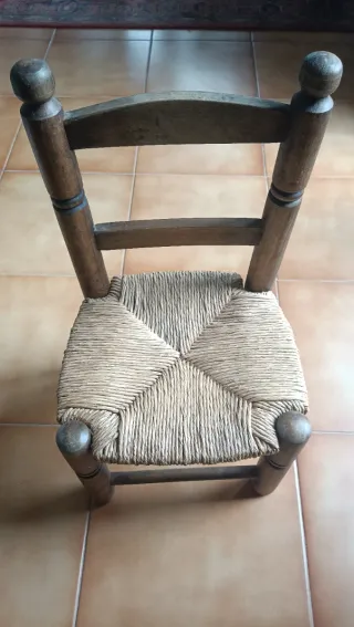 Sillita infantil artesana de madera y enea