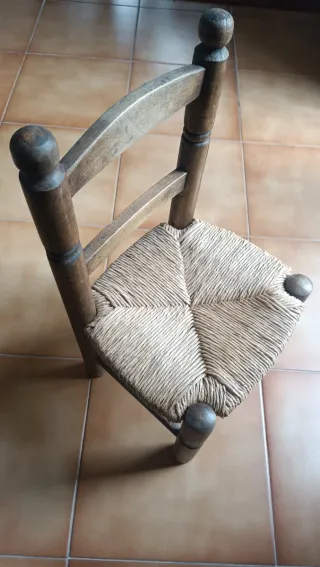 Sillita infantil artesana de madera y enea