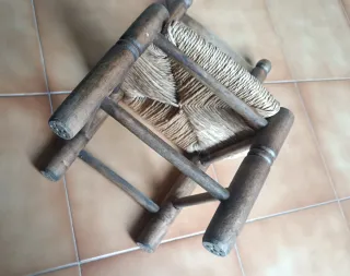 Sillita infantil artesana de madera y enea