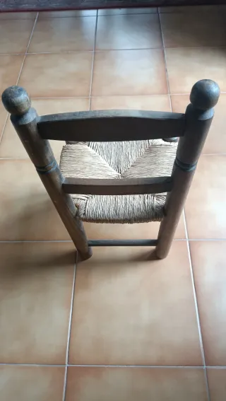 Sillita infantil artesana de madera y enea