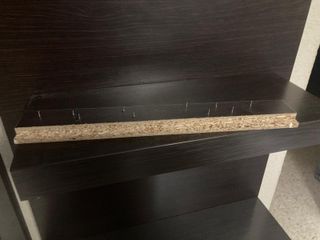 Espejo, cajonera y baldas de madera