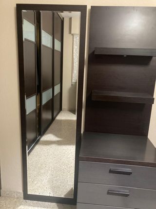 Espejo, cajonera y baldas de madera