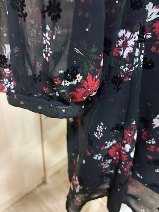 Vestido floral negro y rojo