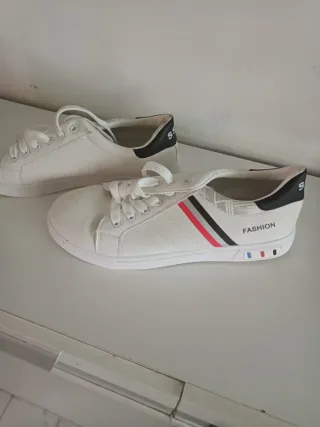 Deportivas blancas y negras