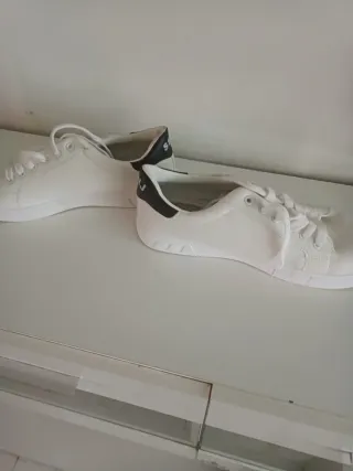 Deportivas blancas y negras