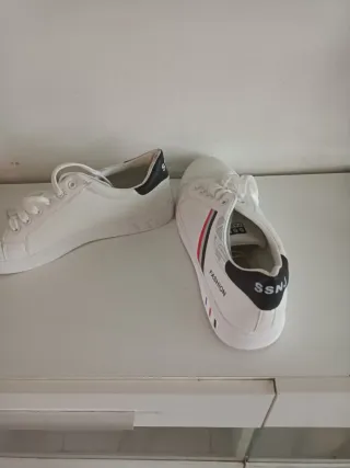 Deportivas blancas y negras