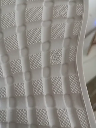 Deportivas blancas y negras