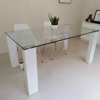 OPORTUNIDAD! Mesa cristal y 2 sillas blancas