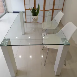 OPORTUNIDAD! Mesa cristal y 2 sillas blancas