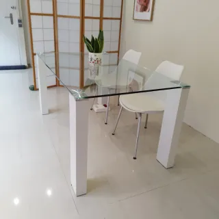 OPORTUNIDAD! Mesa cristal y 2 sillas blancas