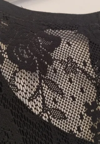 Blusa negra con encaje