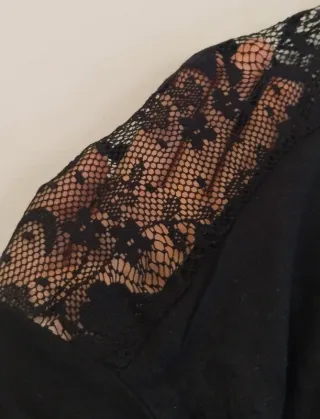 Blusa negra con encaje