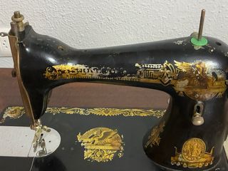 Máquina de coser antigua decorada. Gratis ya donad