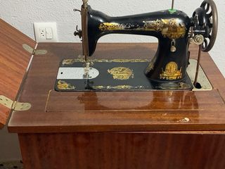 Máquina de coser antigua decorada. Gratis ya donad