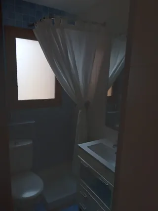 Alquiler de habitacion individual con baño.