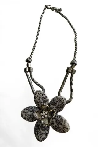 Collar flor cerámica pedrería cadena doble A00065