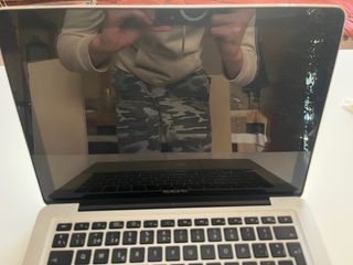 Apple MacBook Plata en condiciones aceptables.