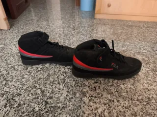 Zapatillas Fila Negras y Rojas