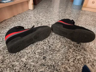 Zapatillas Fila Negras y Rojas