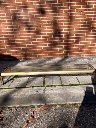 Vitrina de cristal y metal dorada