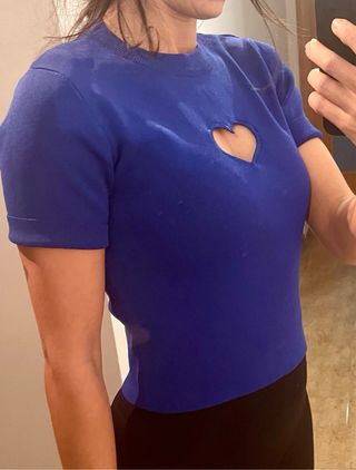 Top Kling azul con corazón cut out