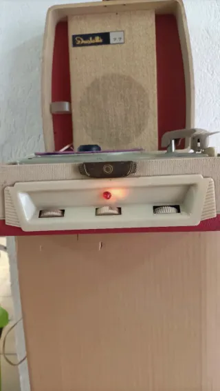 Giradischi vintage rosso e beige