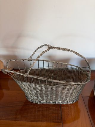 Botellero de metal plateado