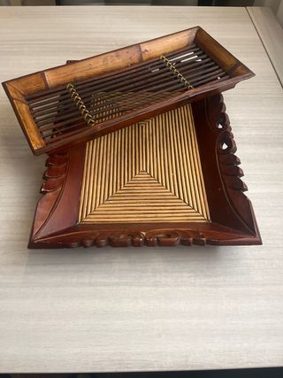 Vassoio in legno intagliato