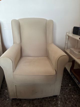 Due poltrone beige in tessuto