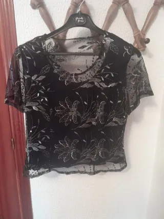 Top encaje negro con detalles plateados