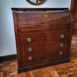 Mueble secreto madera tallada con llave